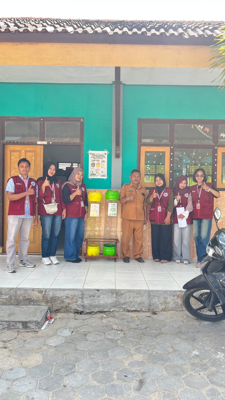 Mahasiswa KKN UTM 23 Ciptakan Bak Sampah dari Galon Bekas, Mulai dari Rumah Wujudkan Desa Tagangse Laok Bersih dan Sehat